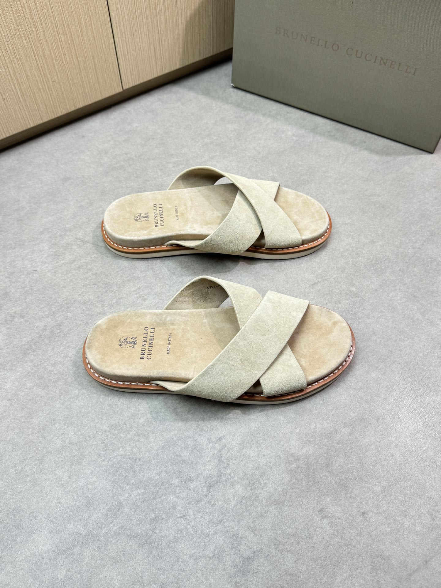 Brunello 25ss leather slippers