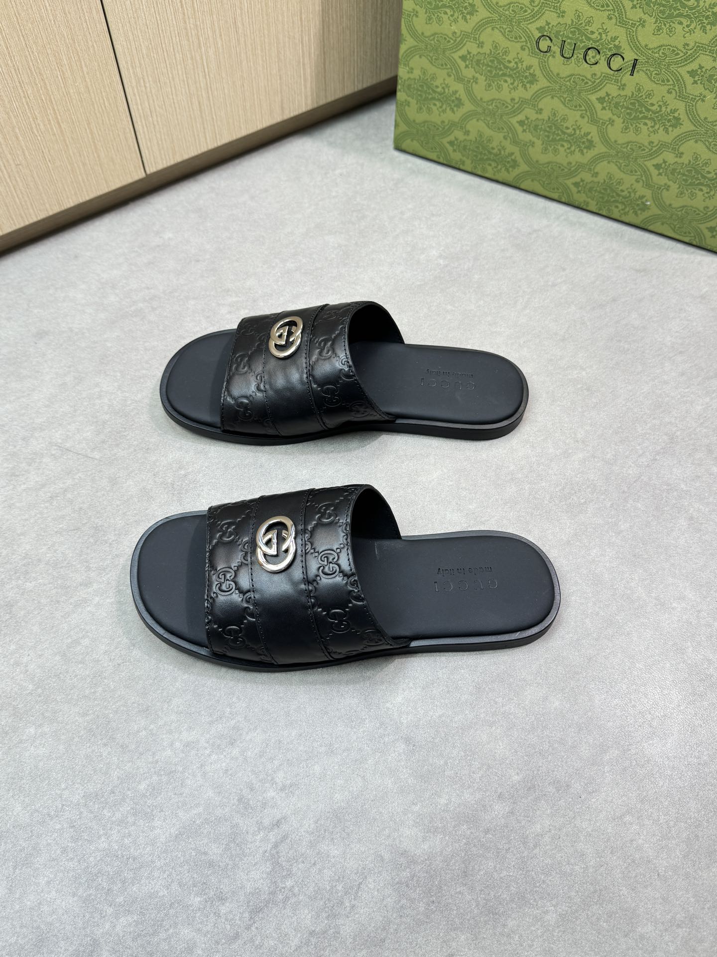 Guc 25ss leather slippers