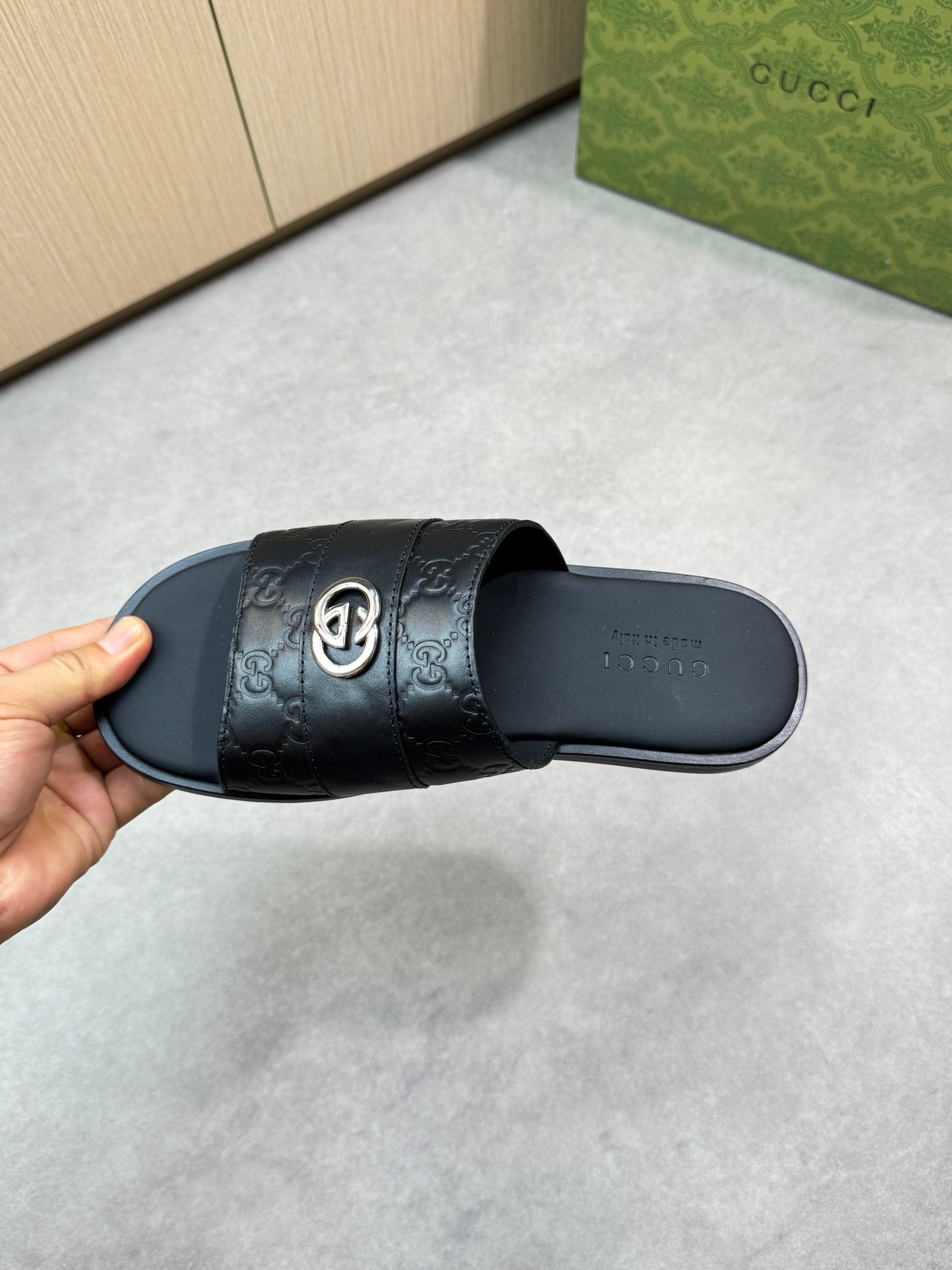 Guc 25ss leather slippers