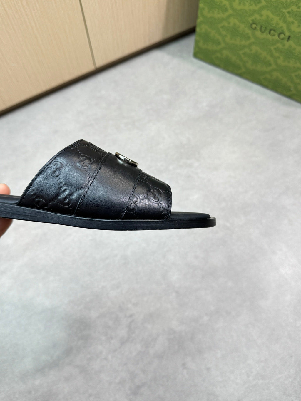 Guc 25ss leather slippers