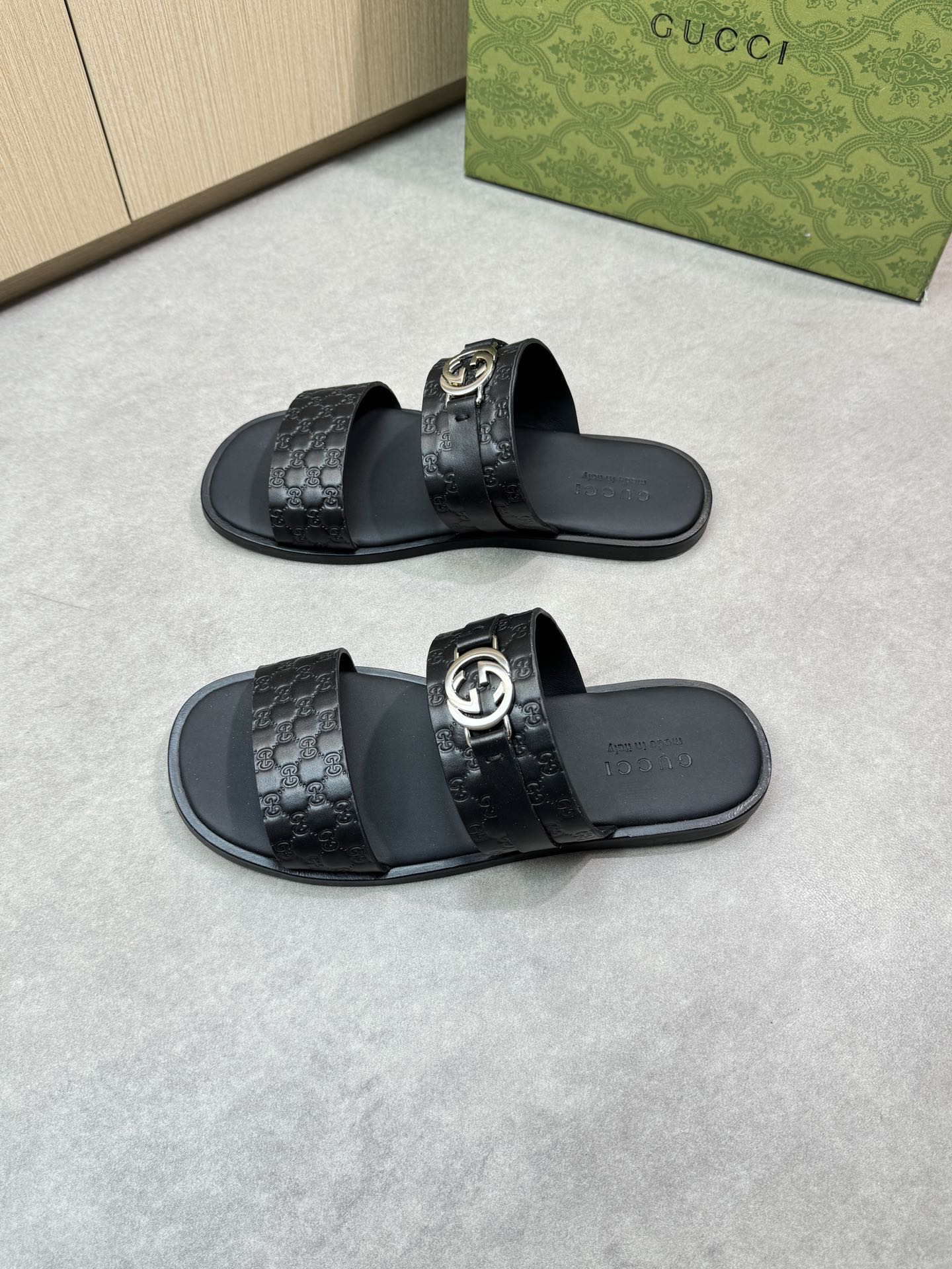 guc 25ss leather slippers