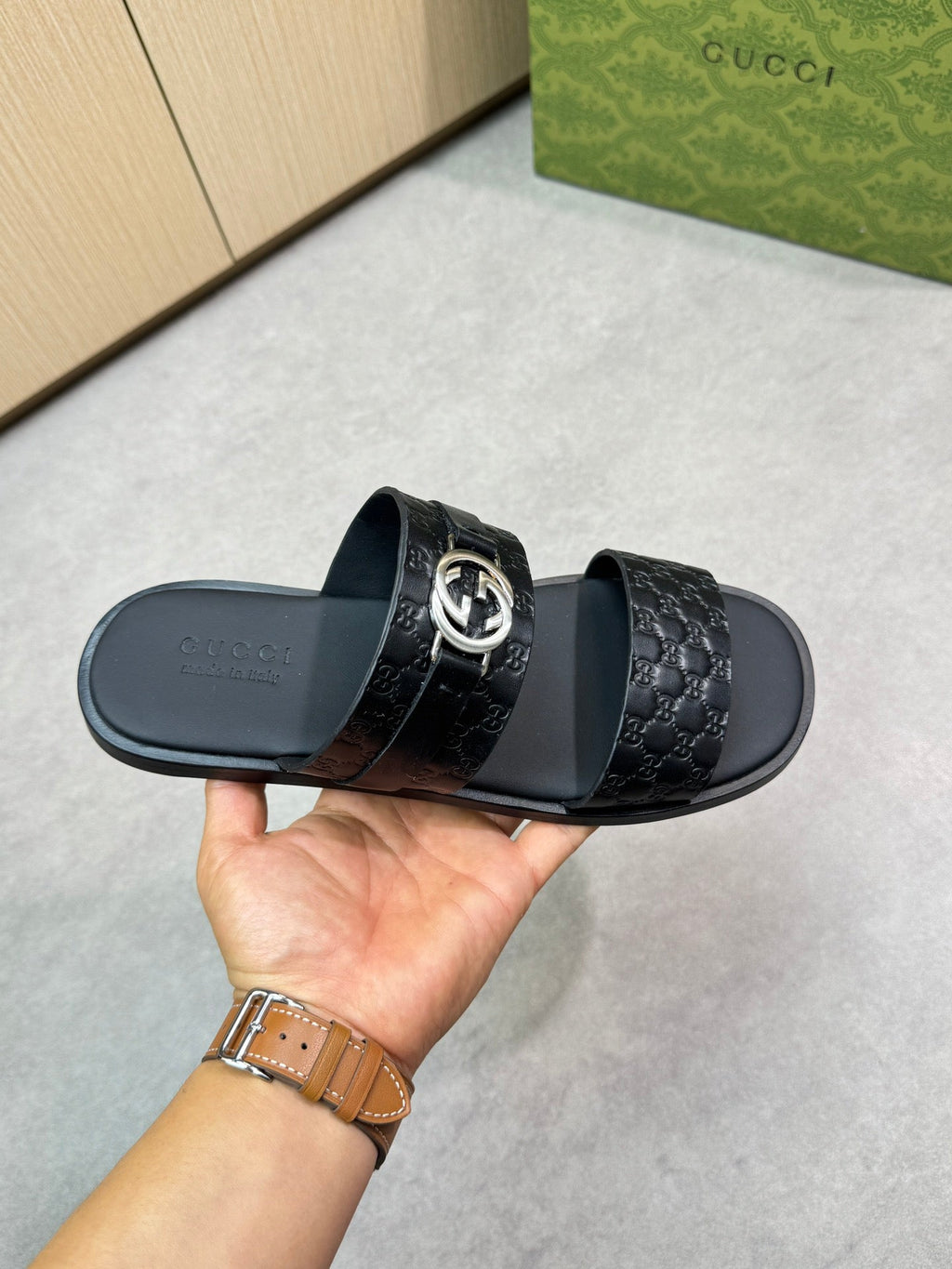 guc 25ss leather slippers
