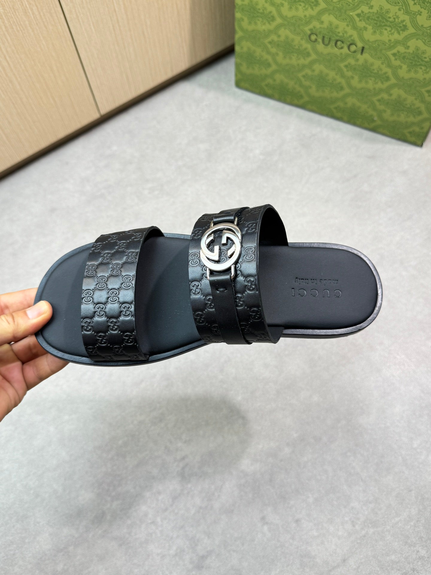 guc 25ss leather slippers