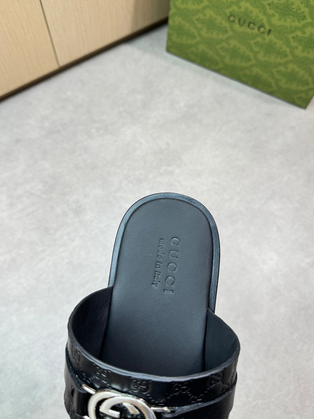 guc 25ss leather slippers