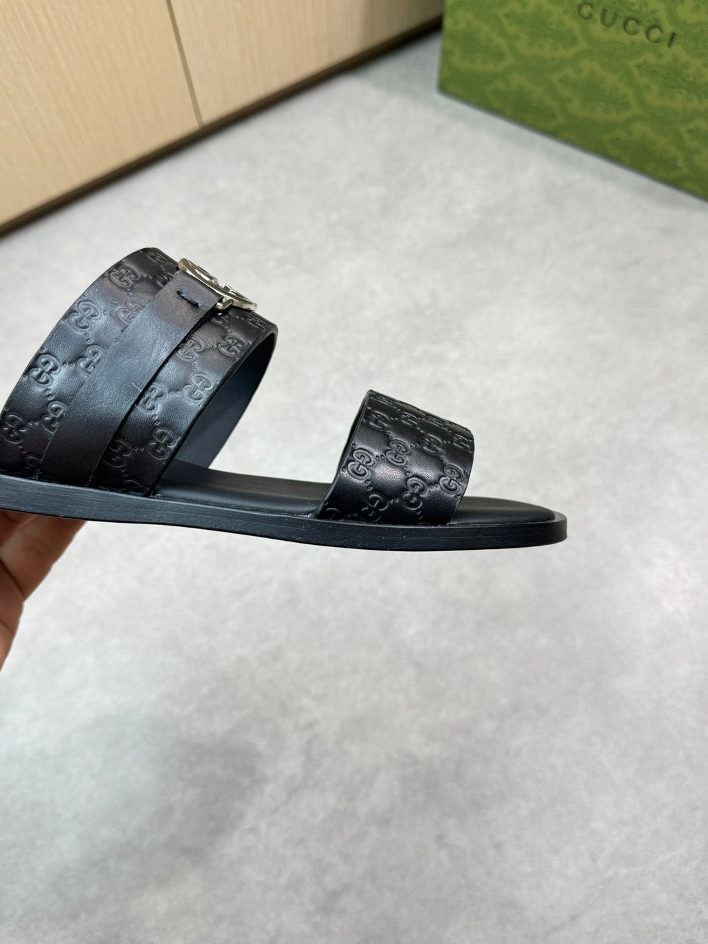 guc 25ss leather slippers