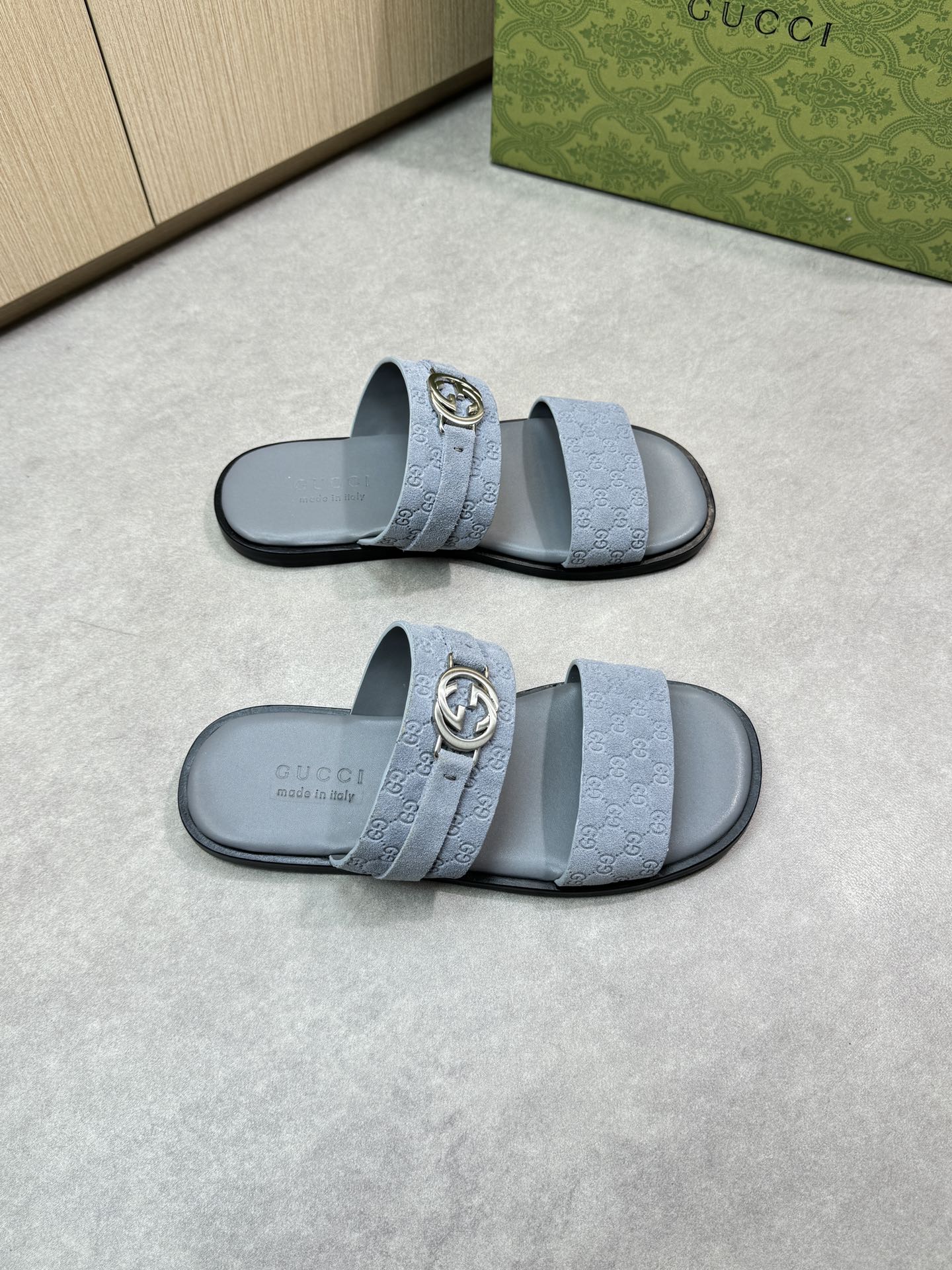 guc 25ss leather slippers