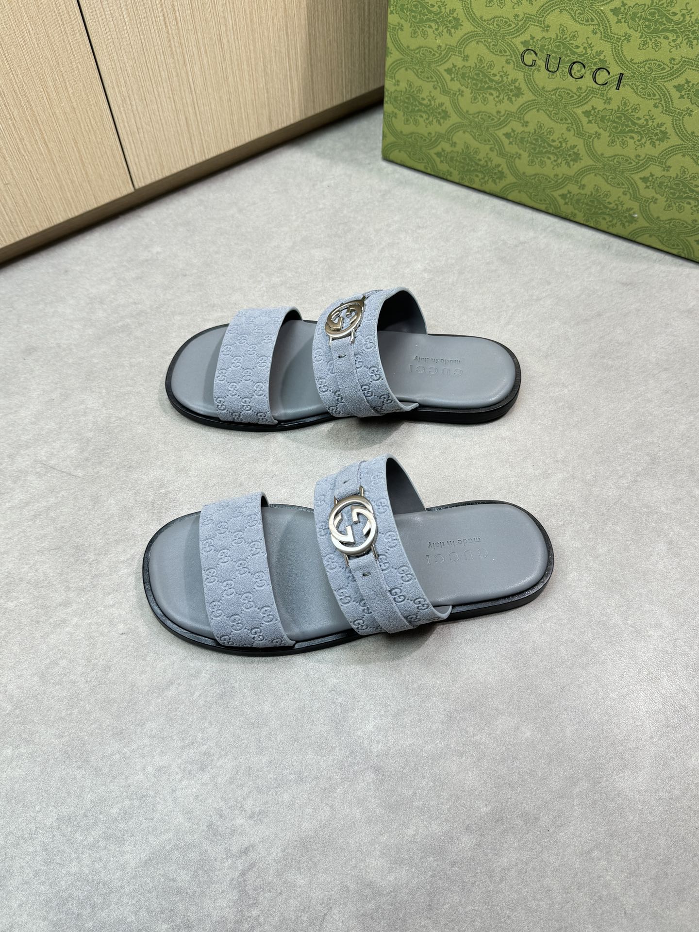 guc 25ss leather slippers
