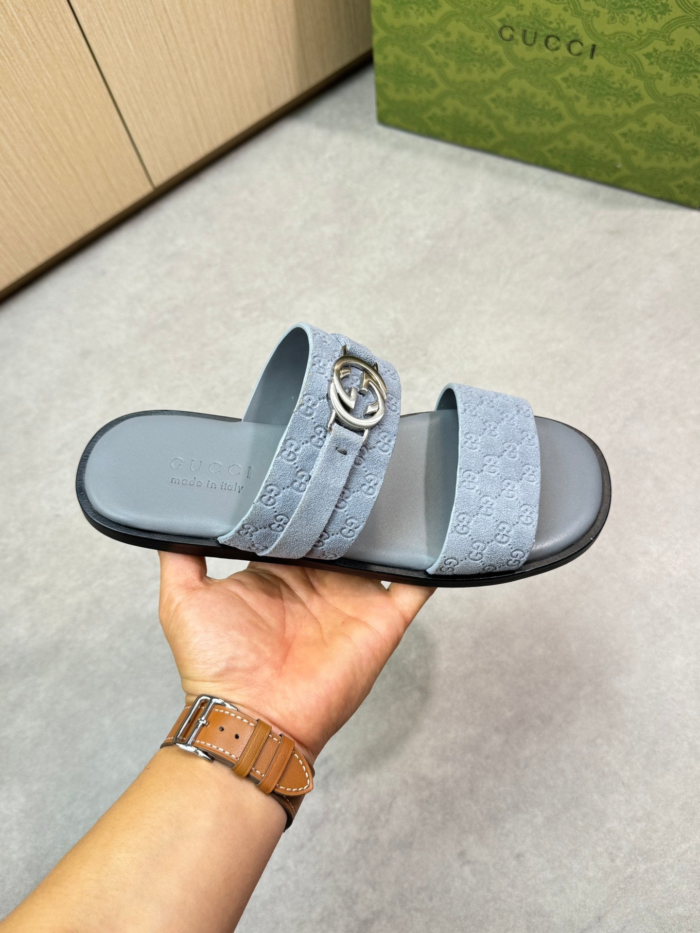 guc 25ss leather slippers