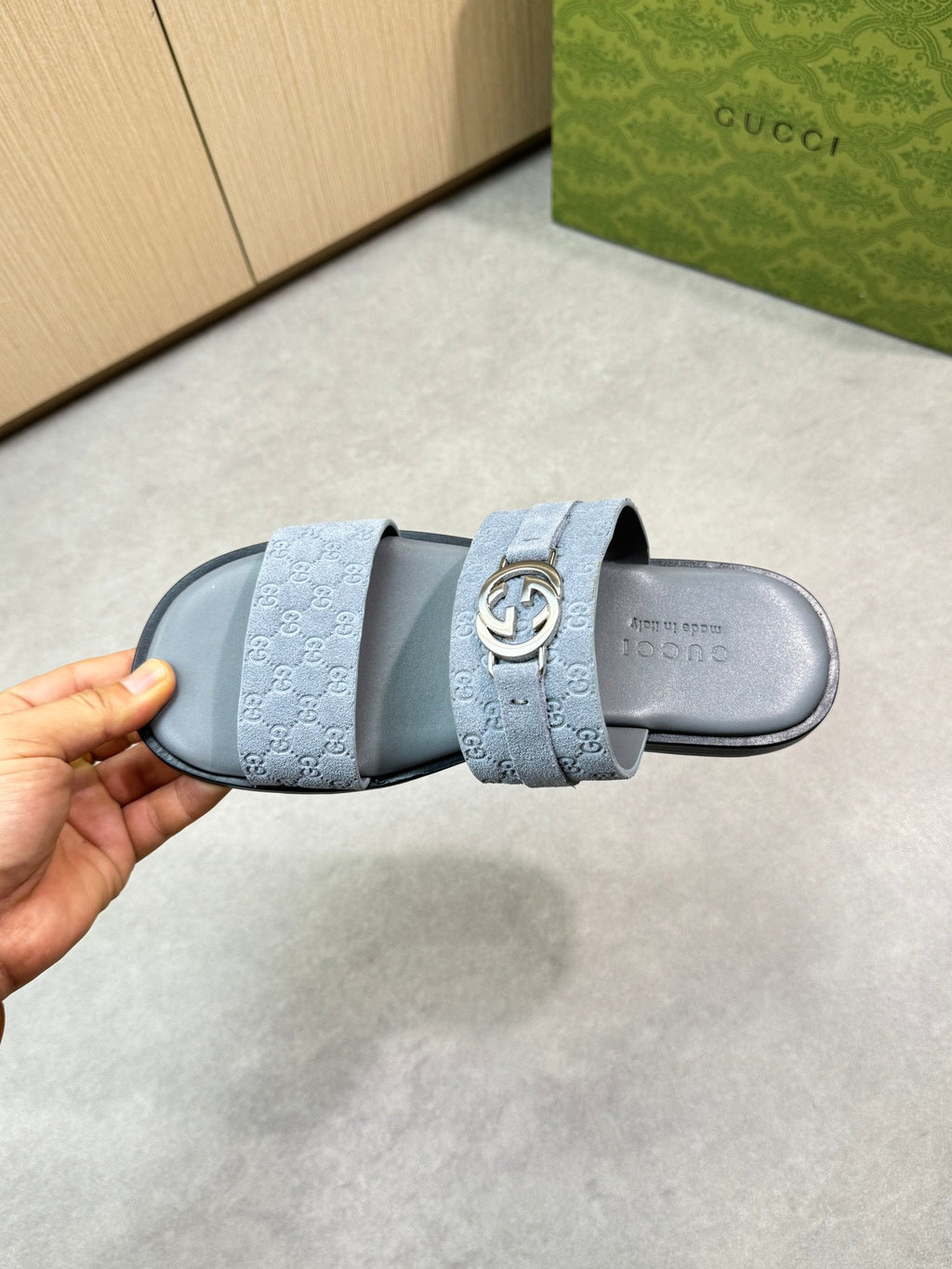 guc 25ss leather slippers