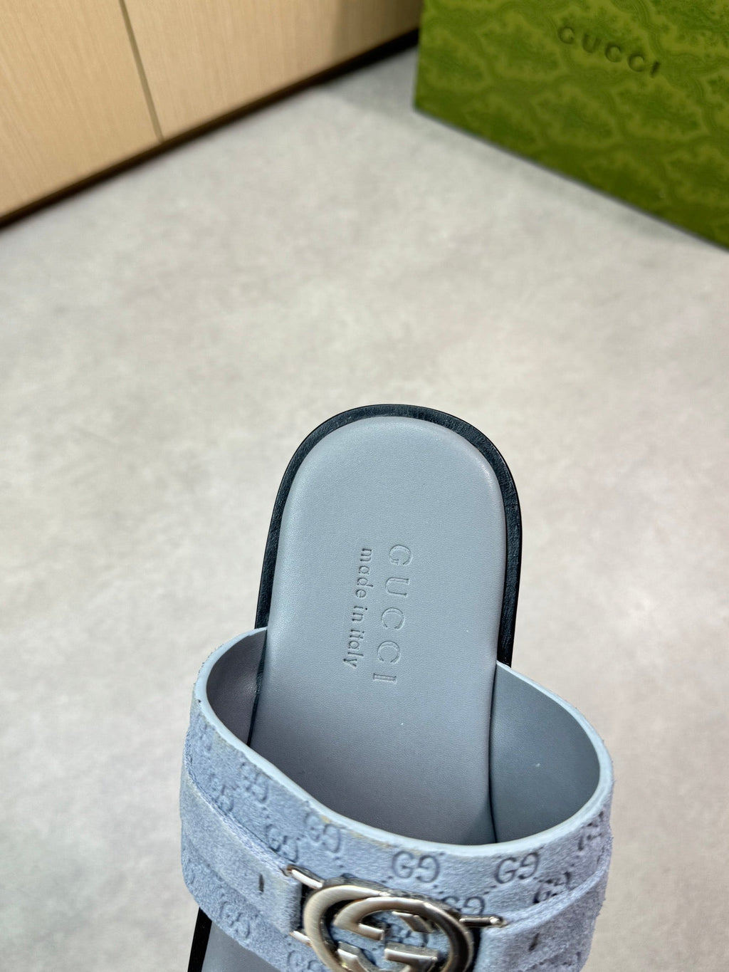 guc 25ss leather slippers