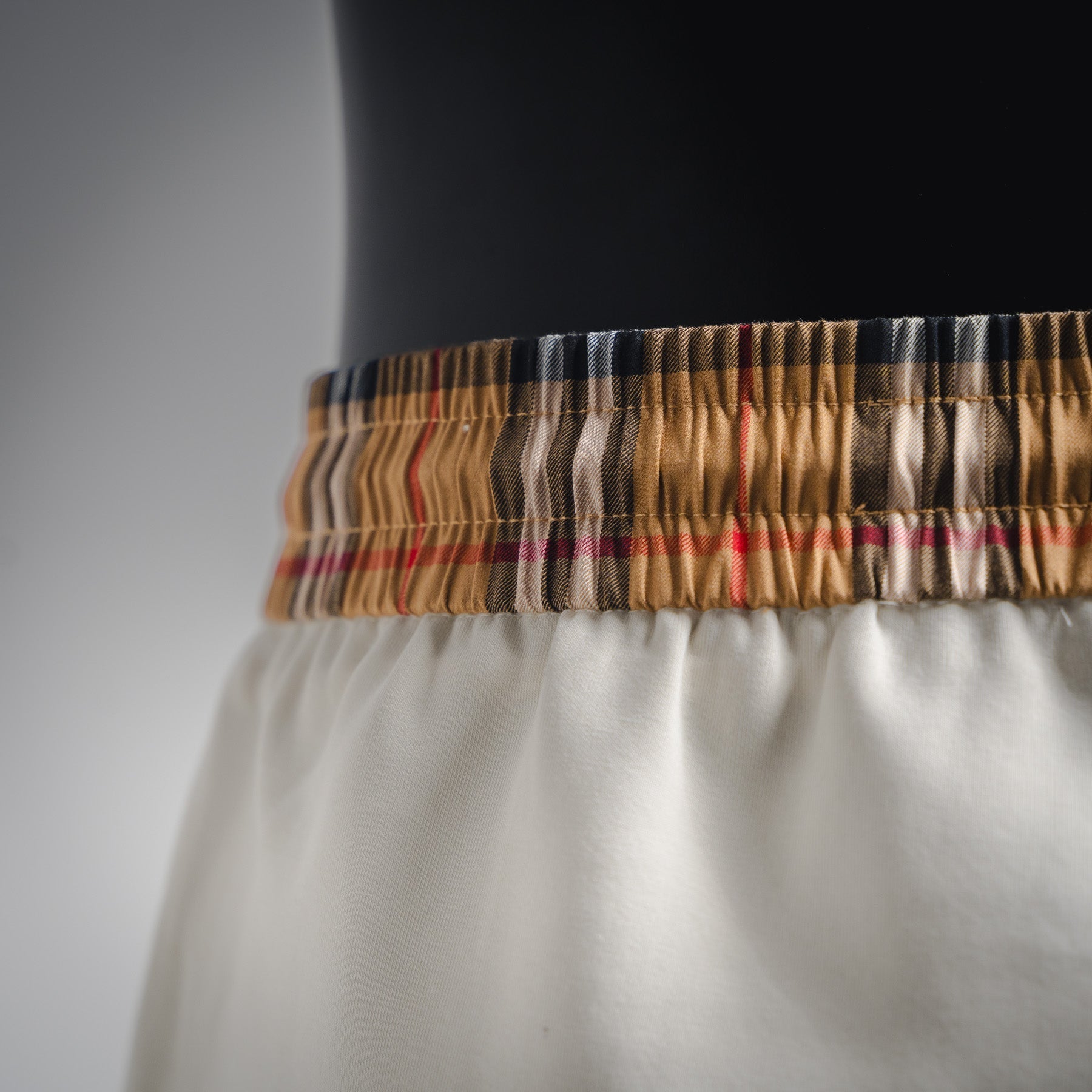 Bur embroidered short