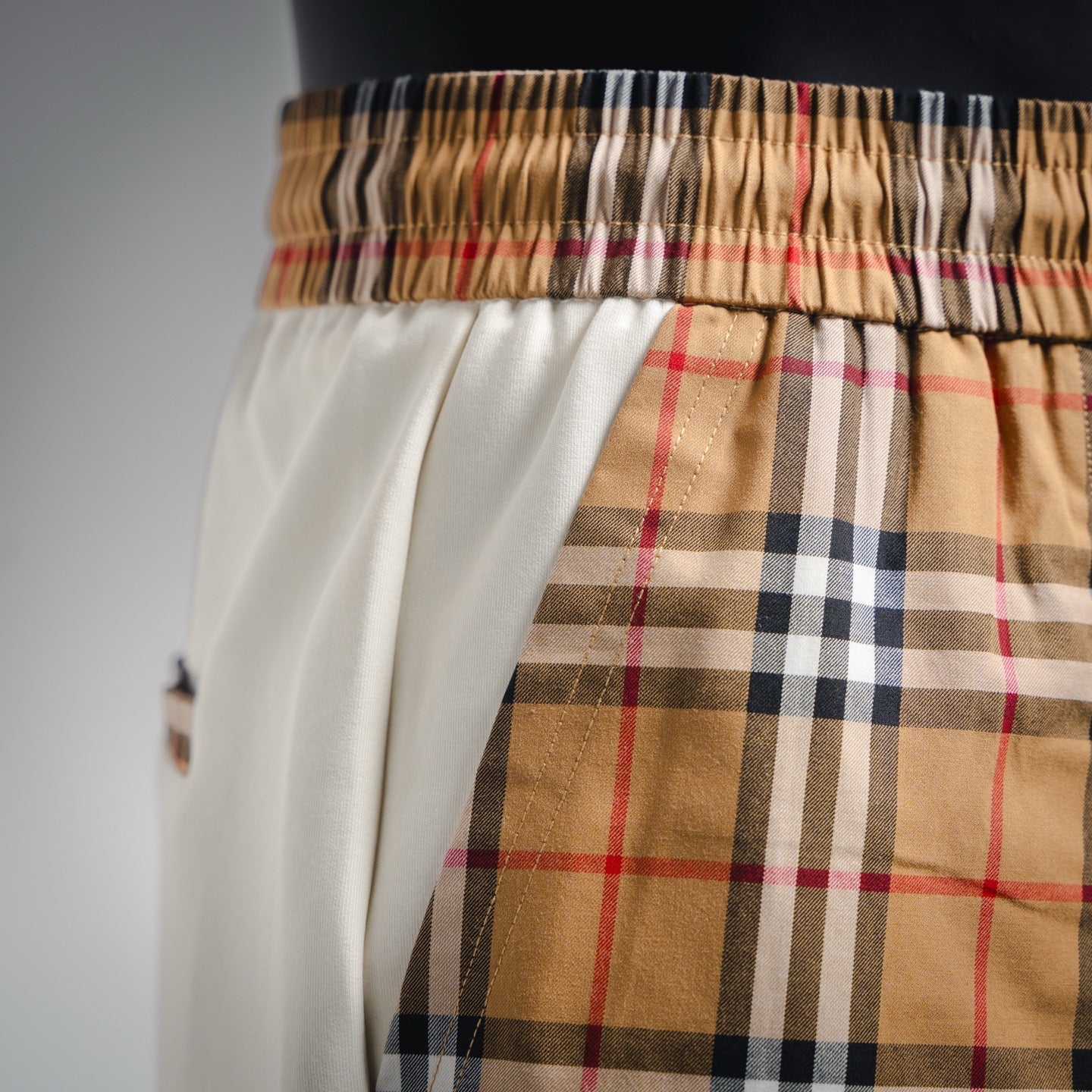 Bur embroidered short