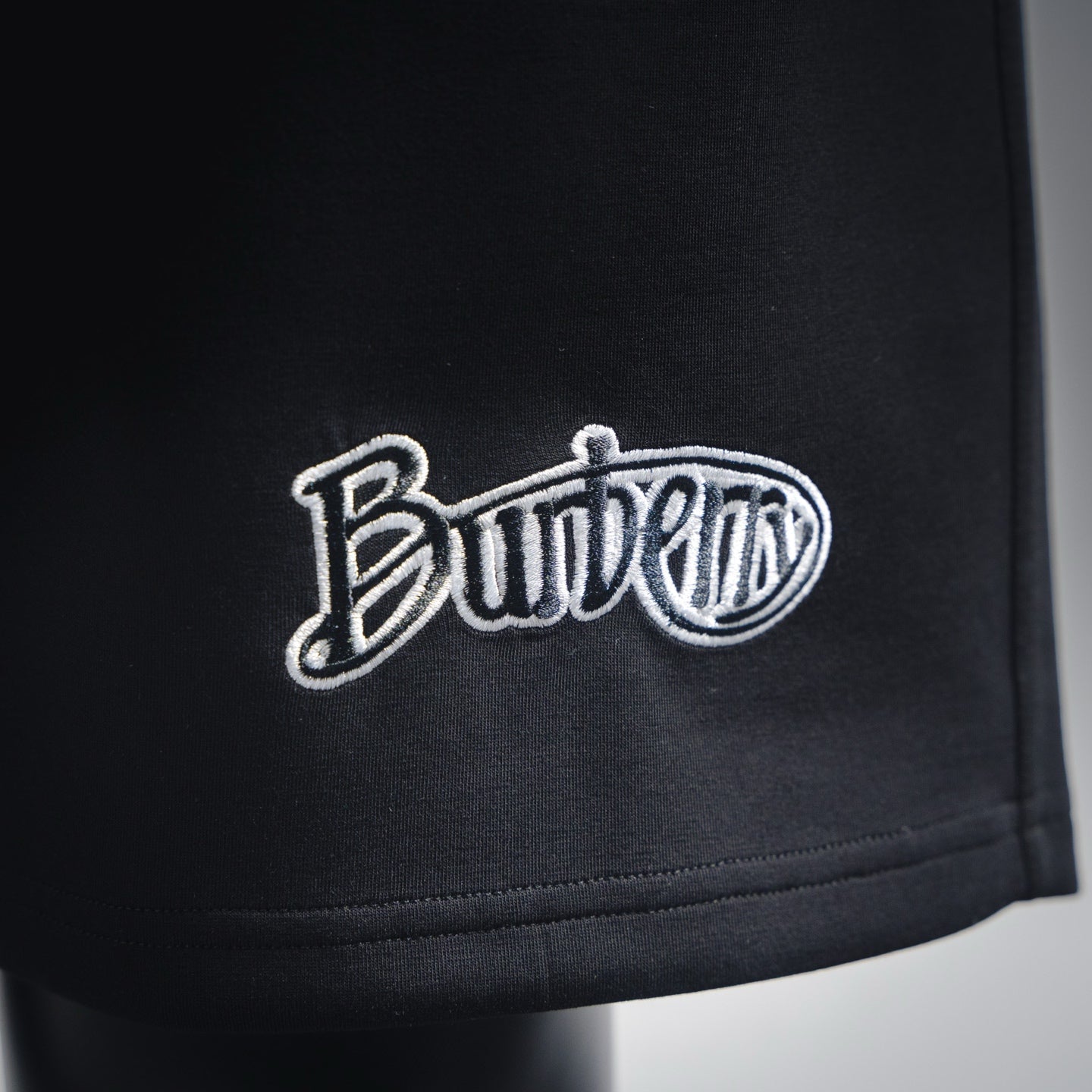 Bur embroidered short