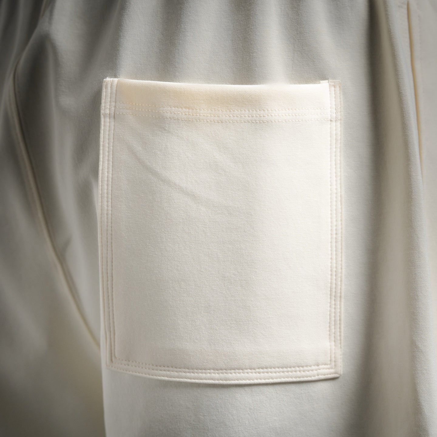 Bur embroidered short