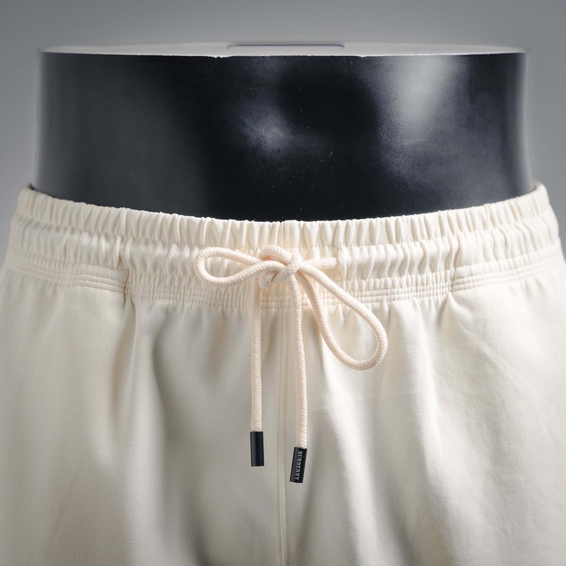 Bur embroidered short