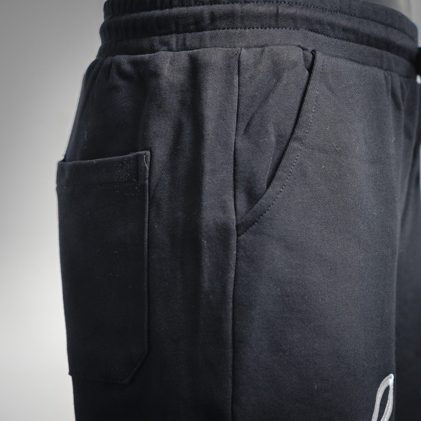 Louis embroidered short