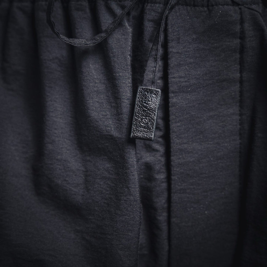 Loe embroidered short