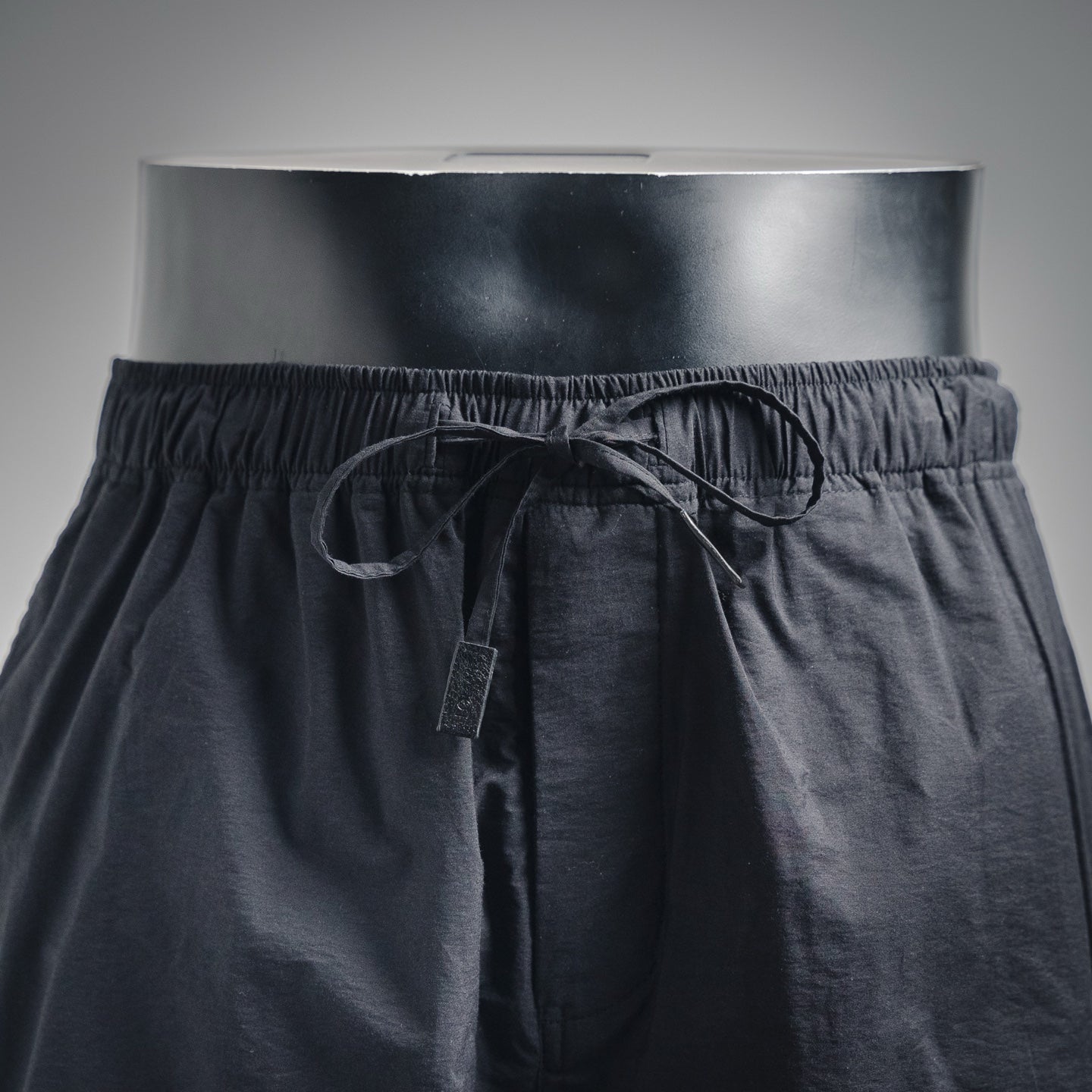 Loe embroidered short