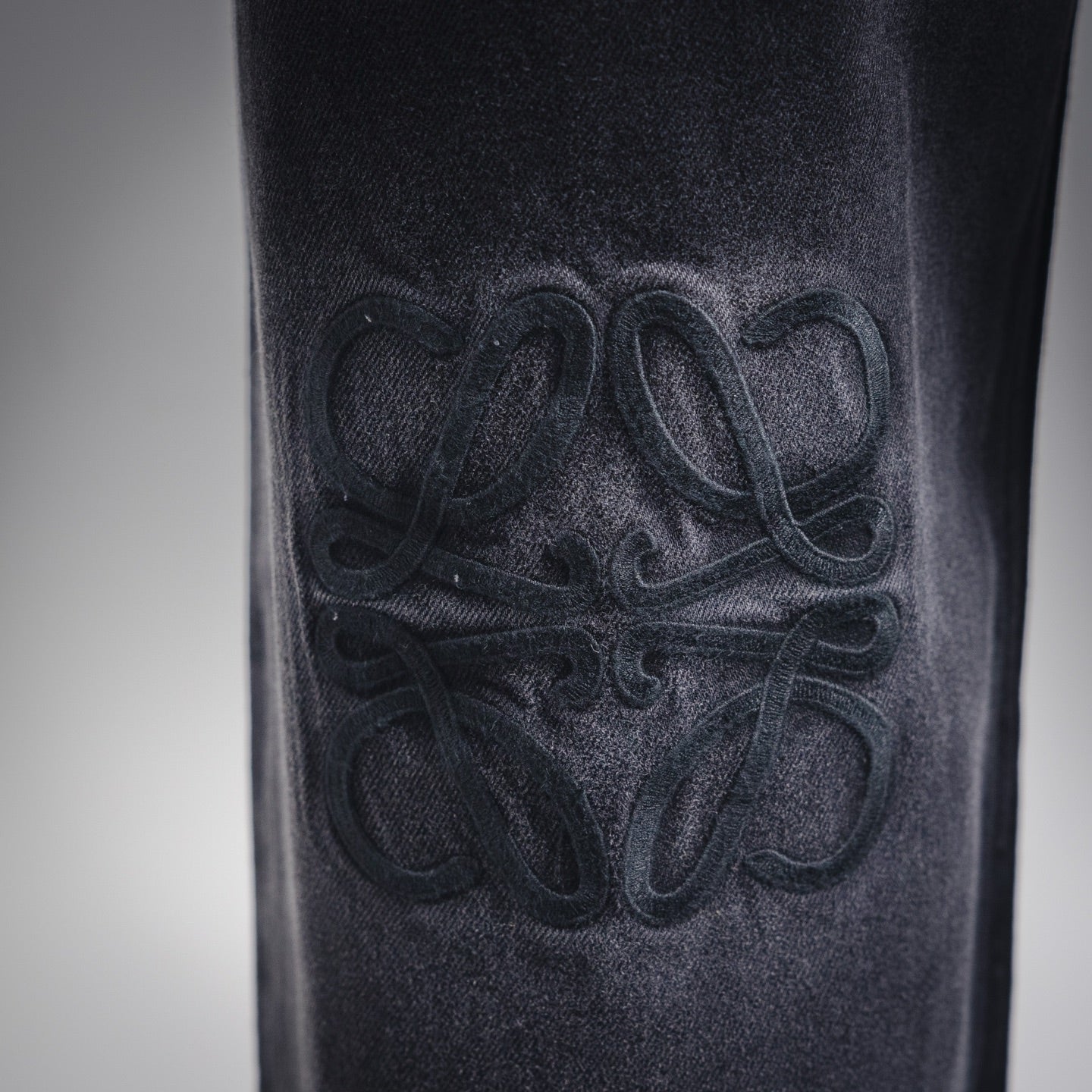 Loe 25fw embroidered jeans