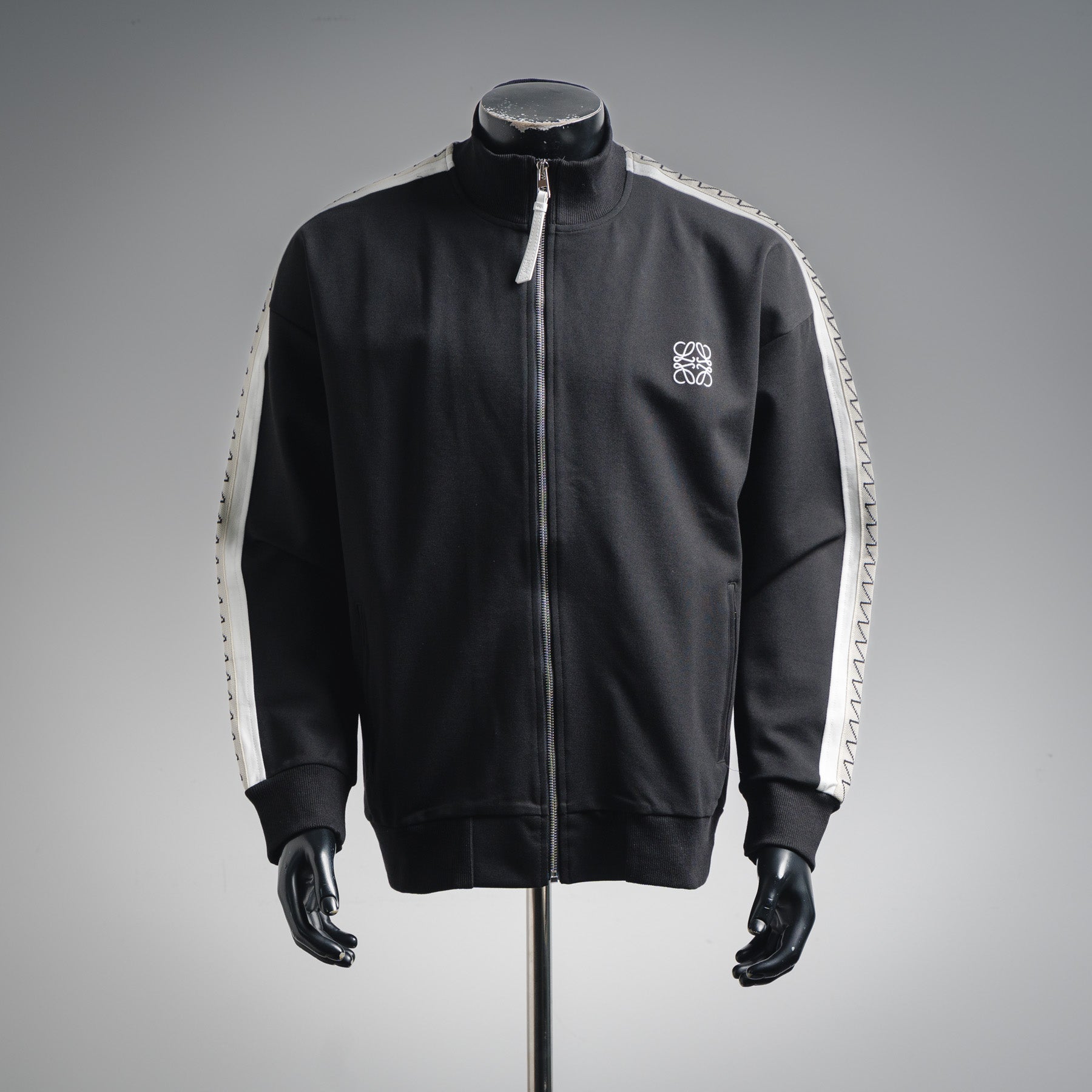 Loe 25fw embroidered jacket