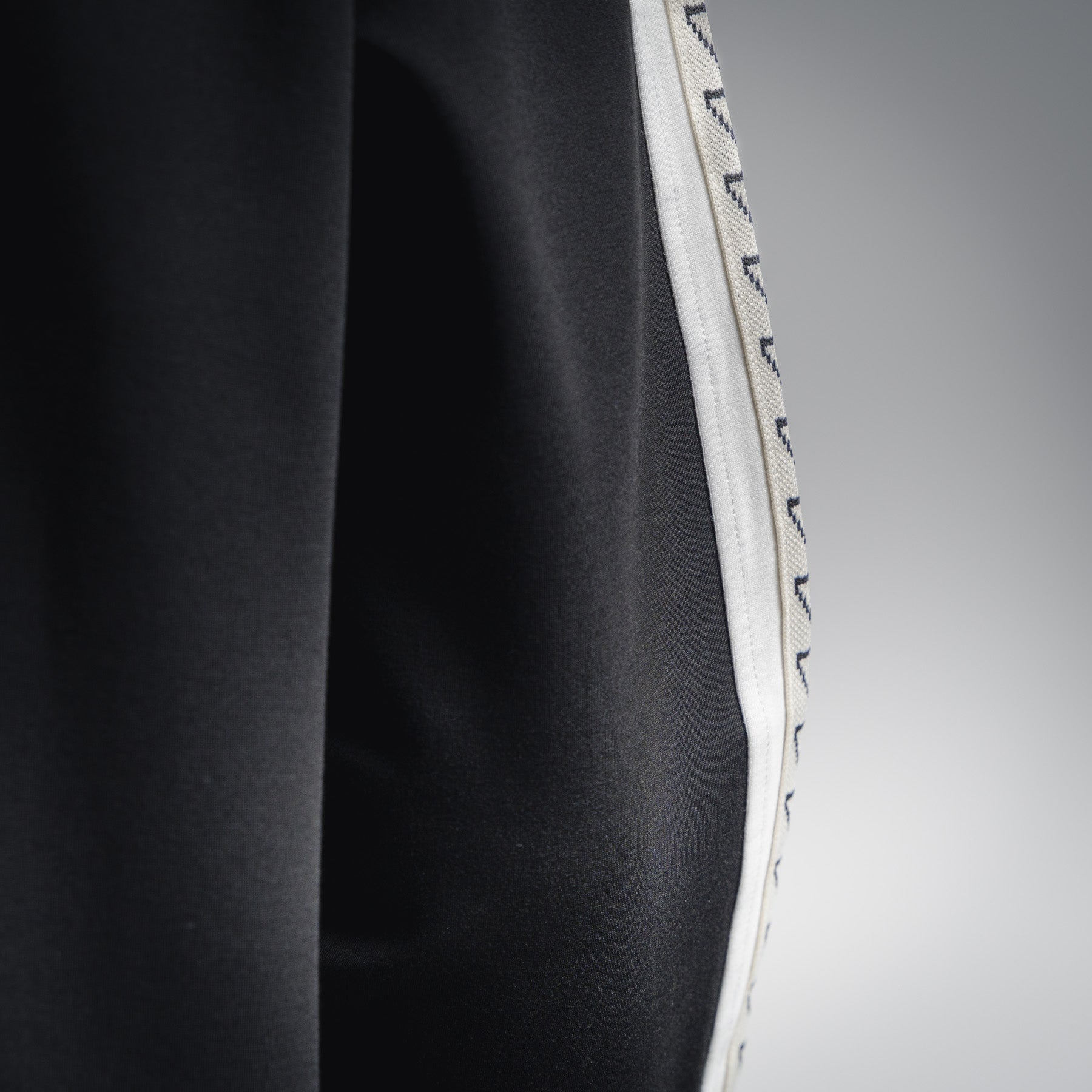 Loe 25fw embroidered jacket