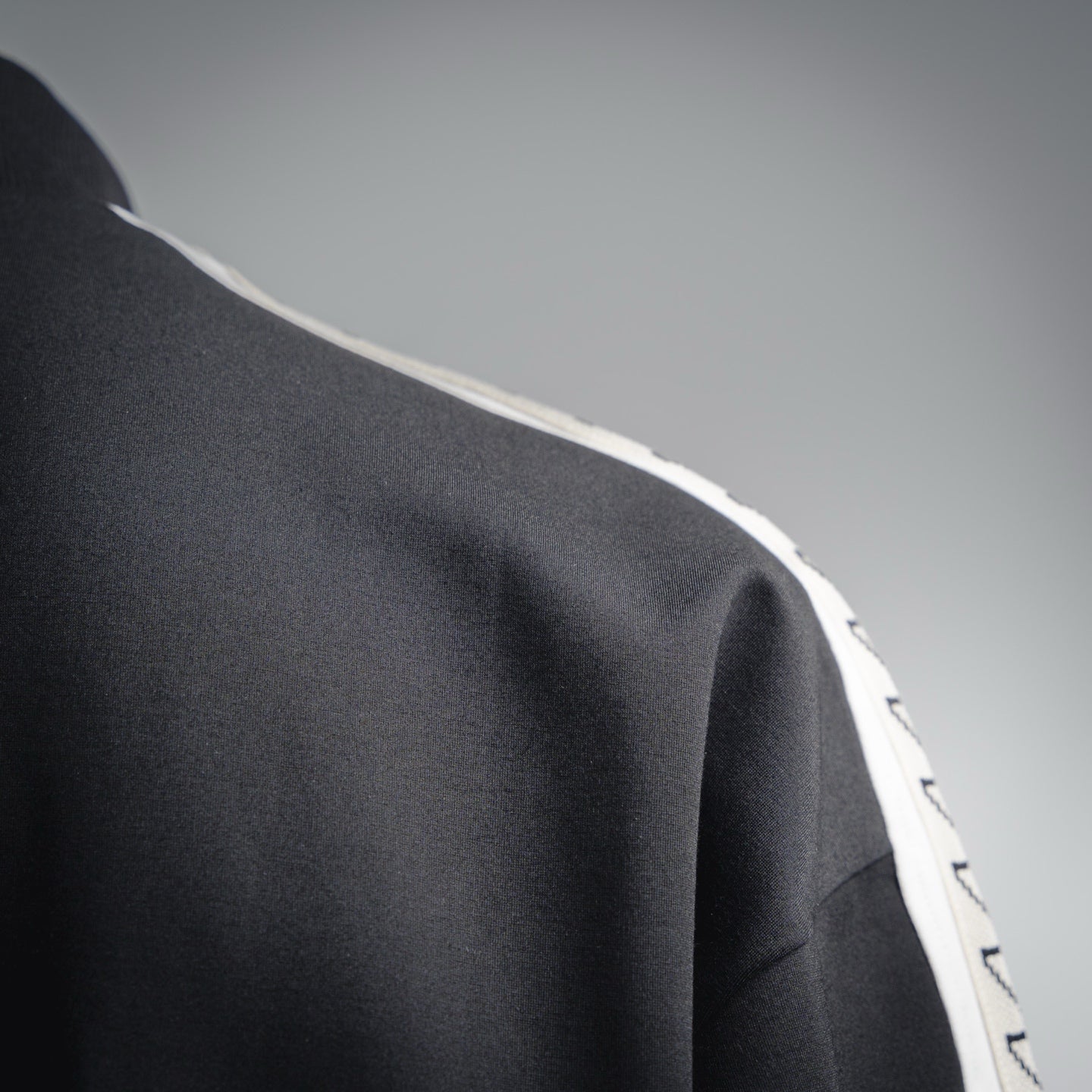 Loe 25fw embroidered jacket