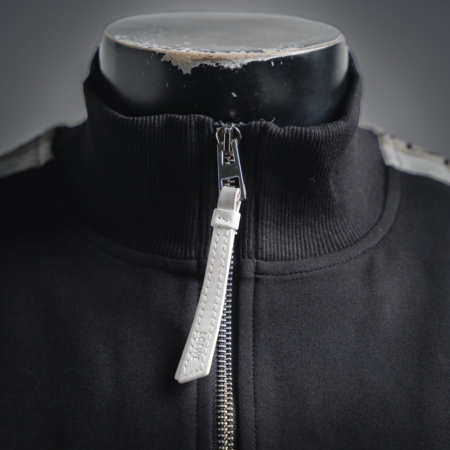 Loe 25fw embroidered jacket