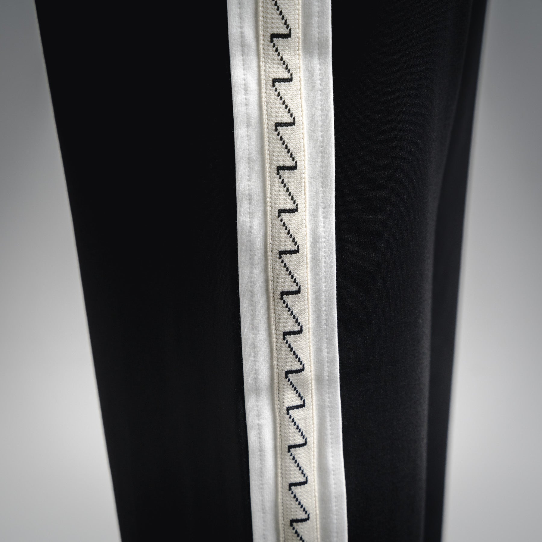 Loe 25fw embroidered pants