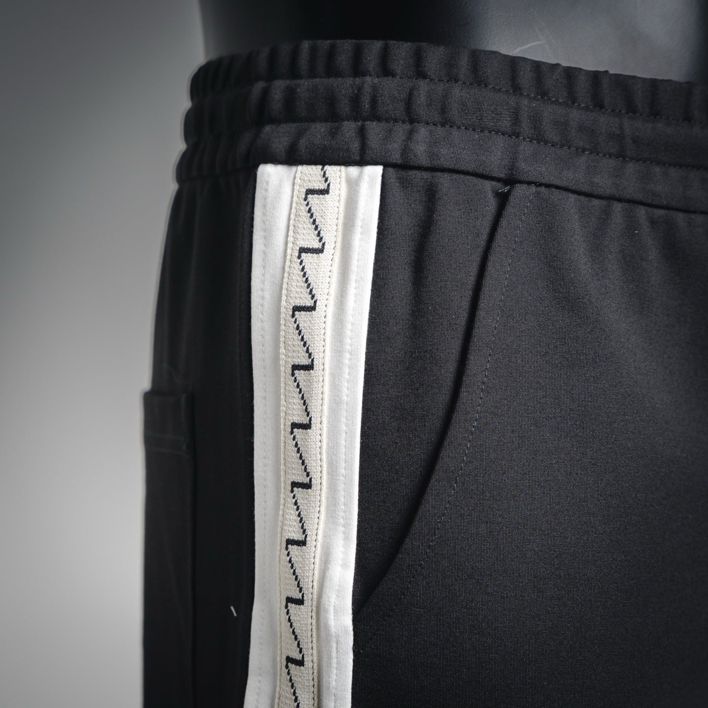 Loe 25fw embroidered pants