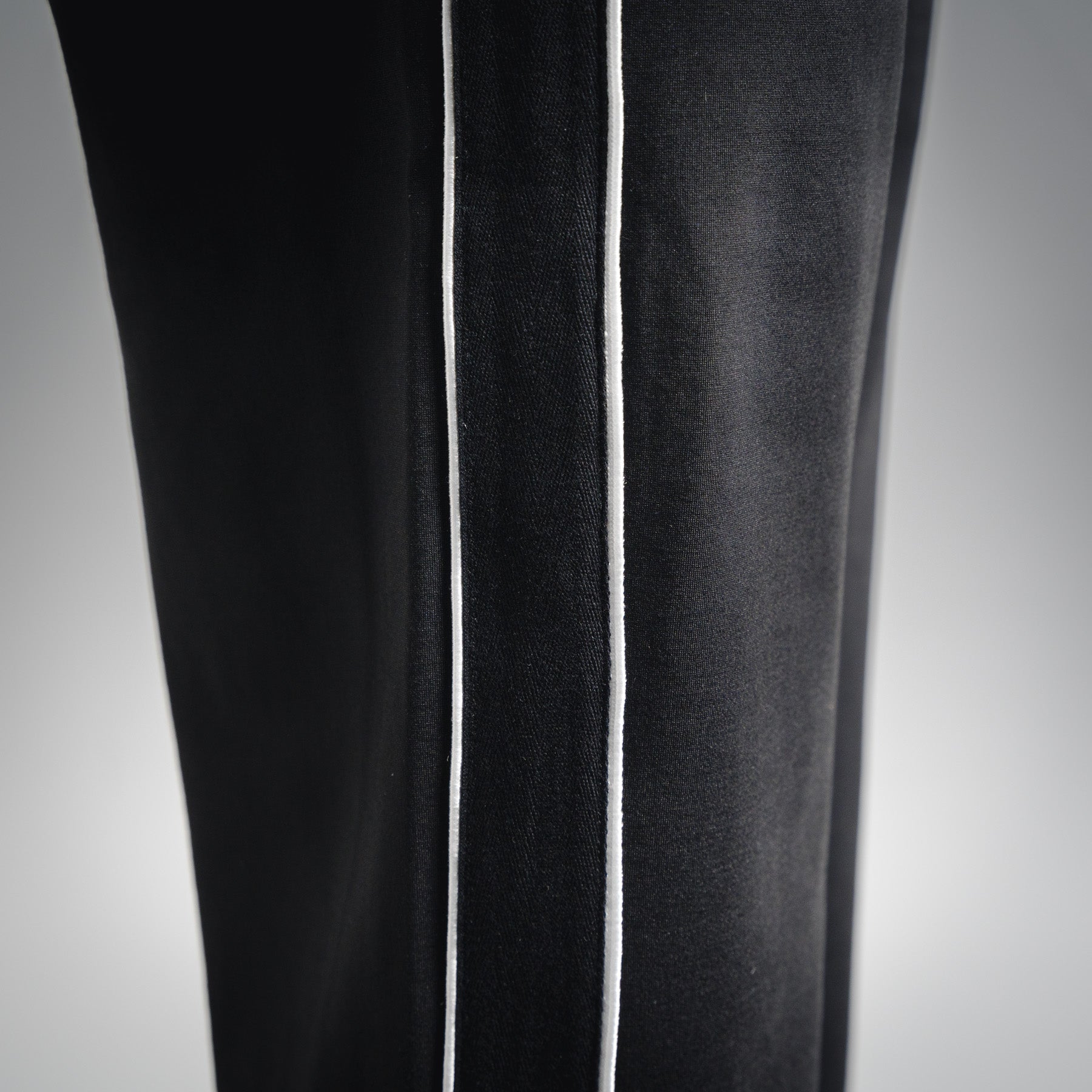 Loe 25fw embroidered pants