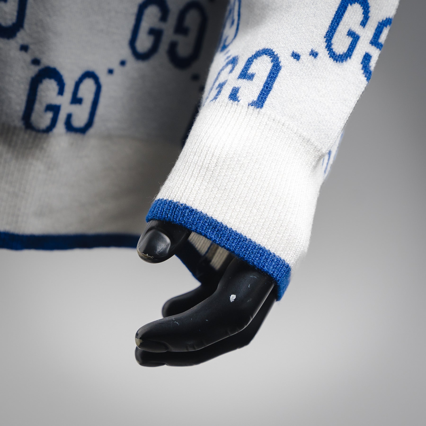 Guc 25fw embroidered sweater