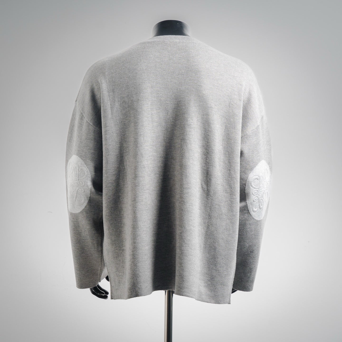 Loe 25fw embroidered sweater