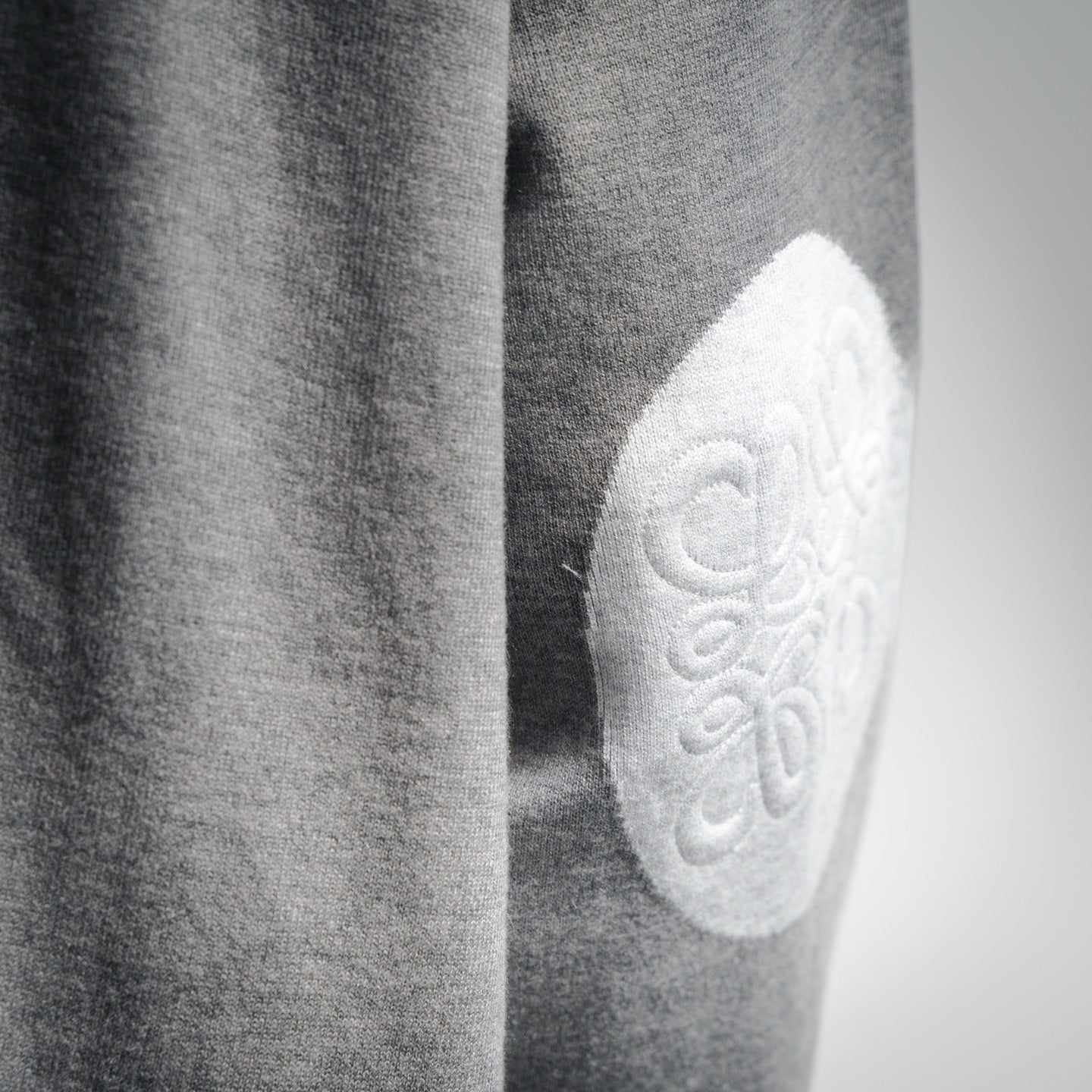 Loe 25fw embroidered sweater