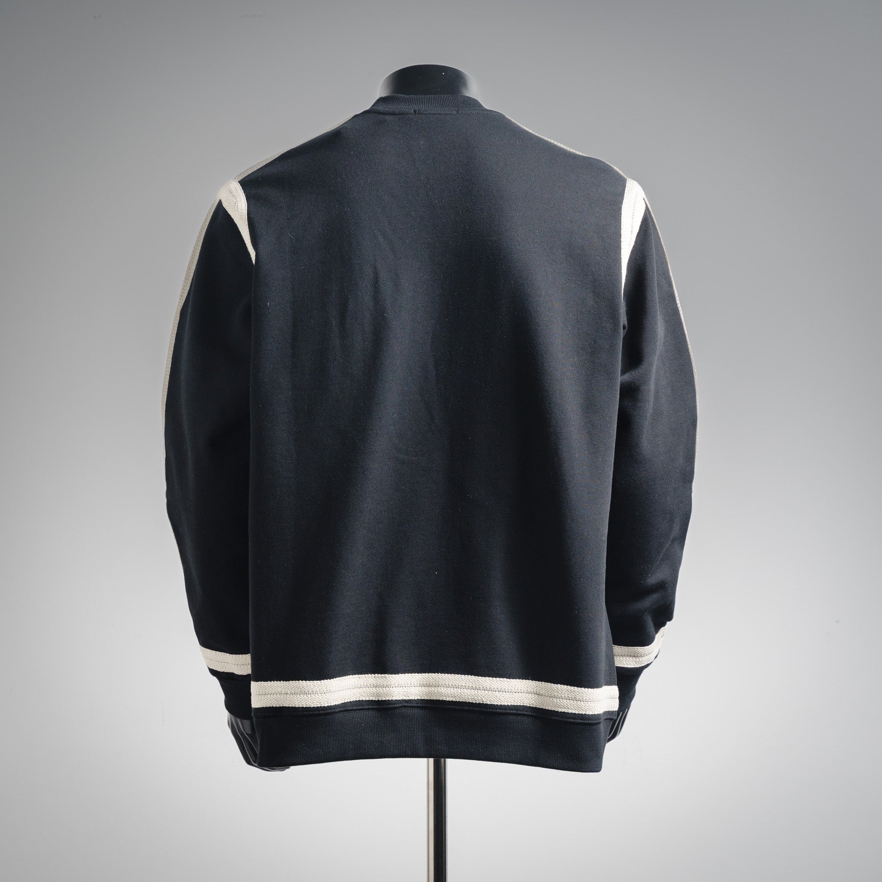 Loe 25fw embroidered sweatshirt