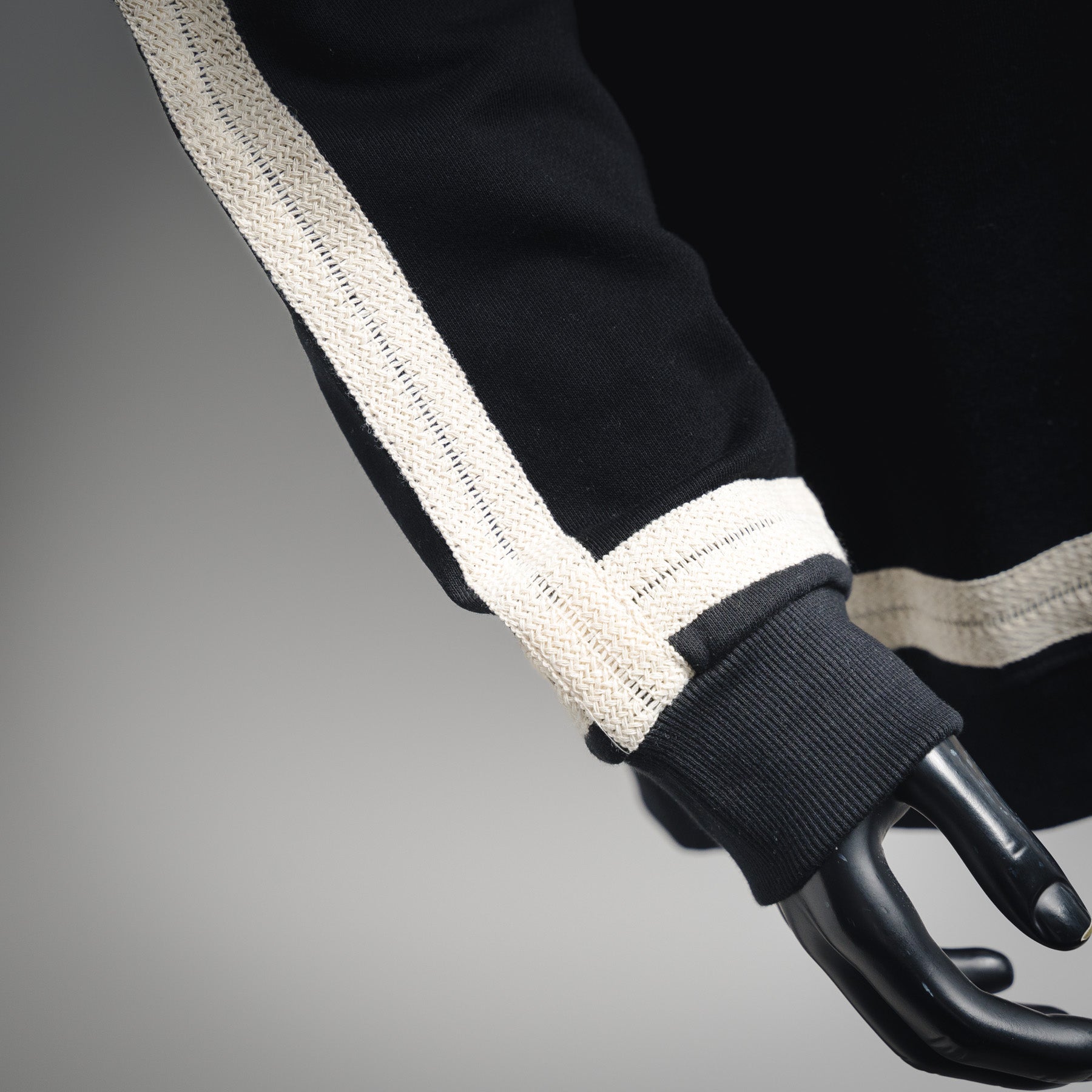 Loe 25fw embroidered sweatshirt