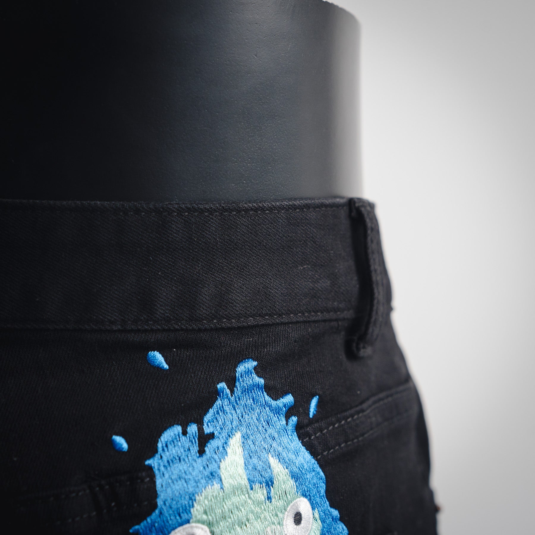 Loe 25fw embroidered jeans